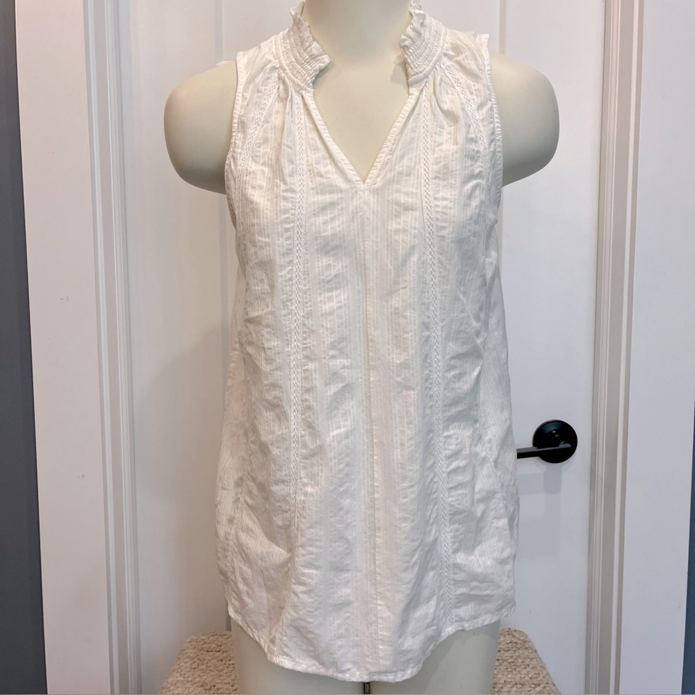 Elizabeth and James Women's White‎ Cream Sleeveless V-Neck Top Size Small